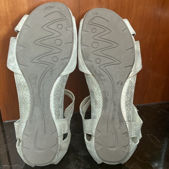 Earthies Ponza T-Strap PONZA Off- White Metallic  Leather Strap Sandals Shoes 9B - Picture 8 of 8